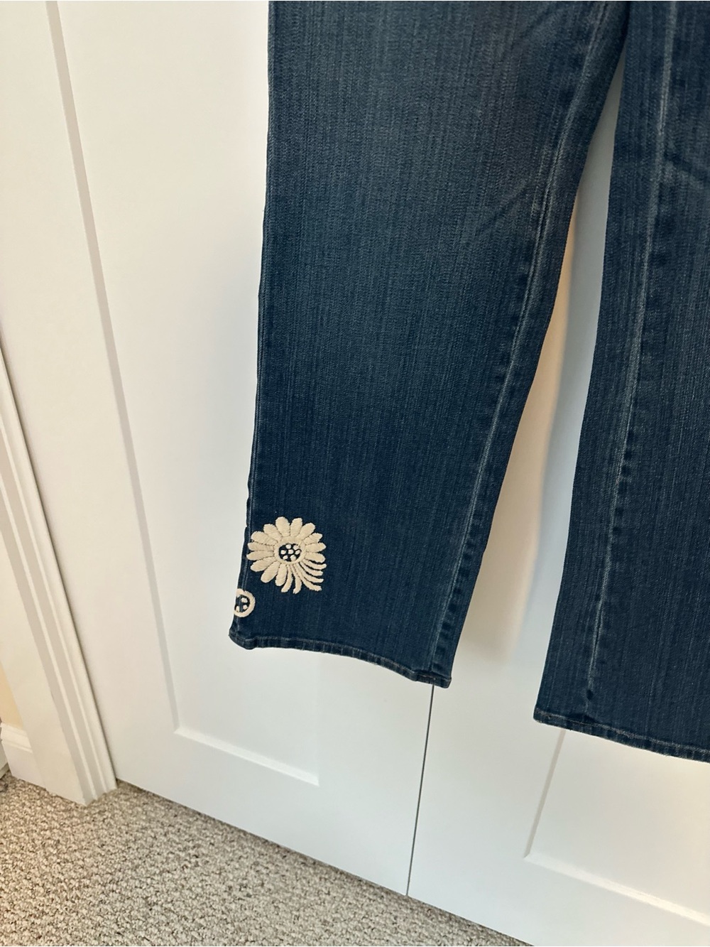 White House Black Market Blanc Floral Embroidered Bootcut Jeans 10 - Picture 4 of 6